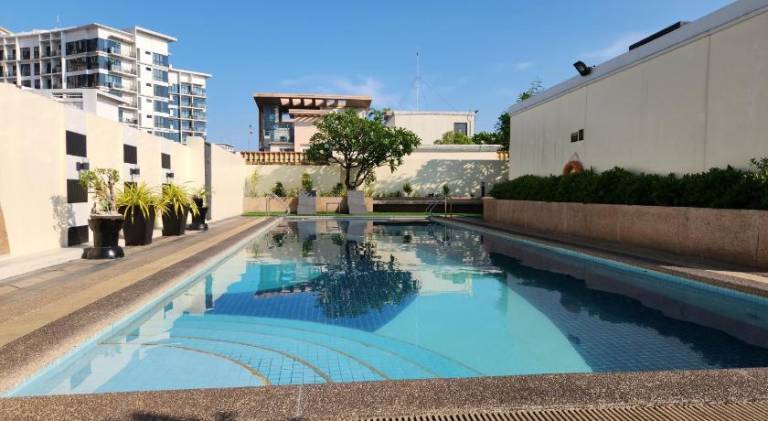 Apartment with pool in Taguig