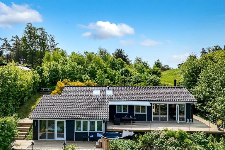 Vacation home with terrace, BBQ & hot tub in Ebeltoft