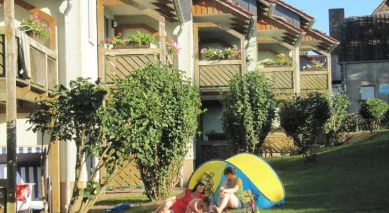 Apartment with BBQ, pool & yard — photo 4