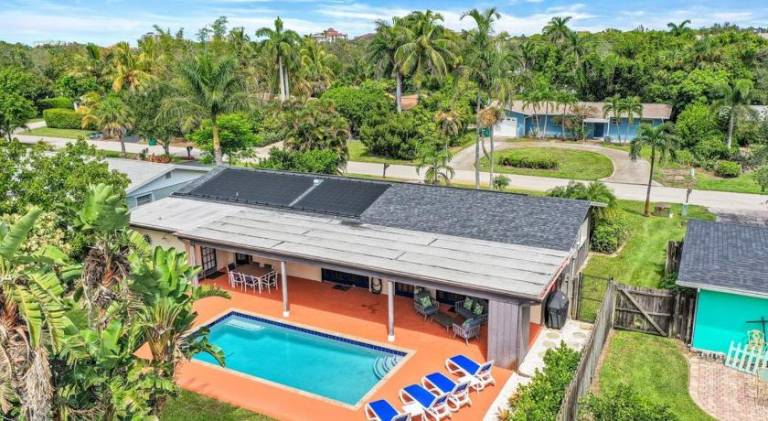 Vacation home with pool — photo 5