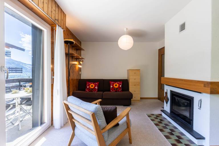 Apartment with yard & terrace — photo 4