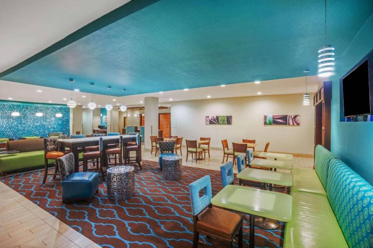 La Quinta Inn & Suites by Wyndham Beeville — photo 2