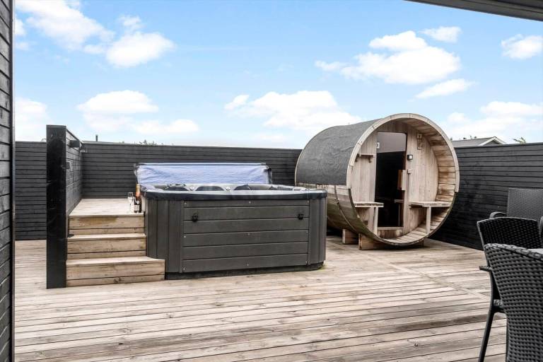Fully equipped nice vacation home with sauna, hot tub & patio | Pets allowed — photo 3
