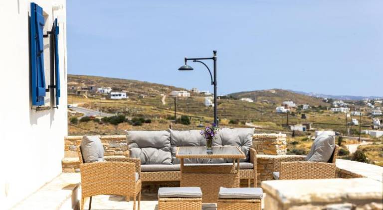 Villa with patio — photo 2