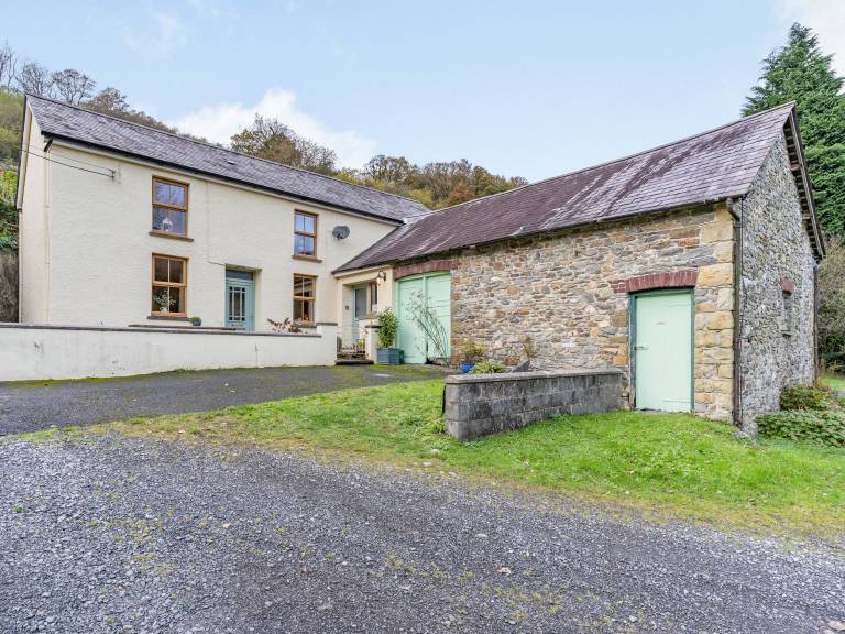 Cottage with barbeque & yard in Carmarthen