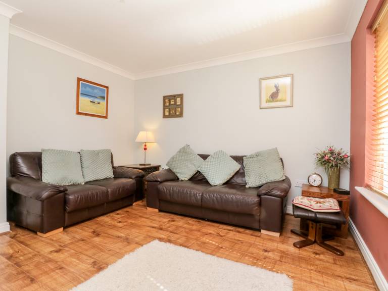 Family-friendly cottage with yard | Beach view | Pets are welcome — photo 4