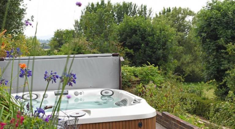 Charming vacation home with jacuzzi | Dogs allowed — photo 4