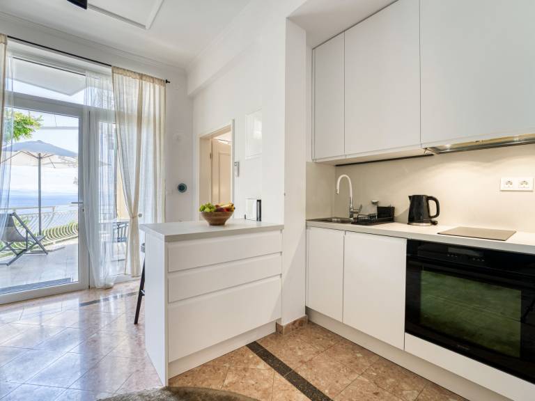 Rental apartment with patio & barbeque | Sea view — photo 3