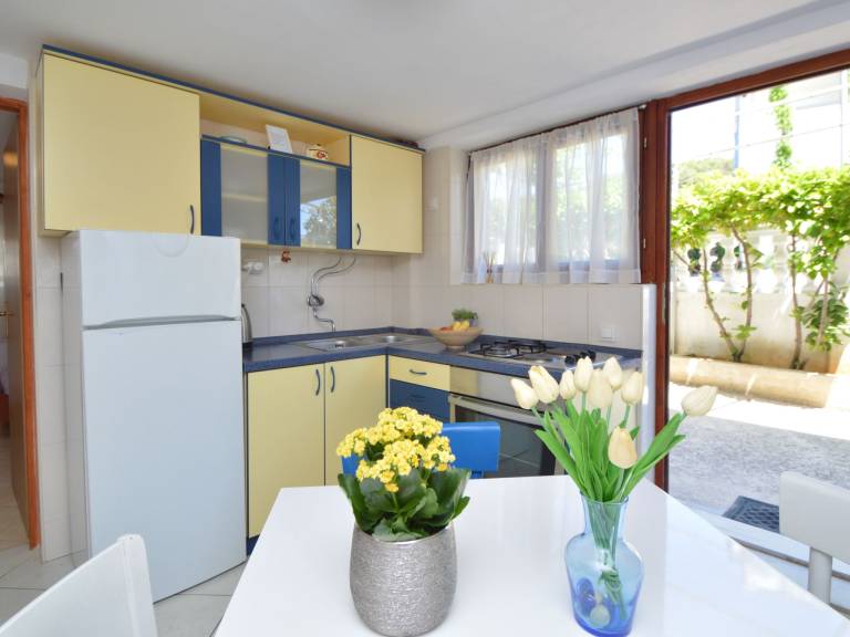 Holiday apartment with grill, yard & terrace — photo 4