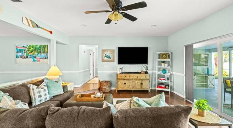 Big vacation home with pool | Pets allowed — photo 2