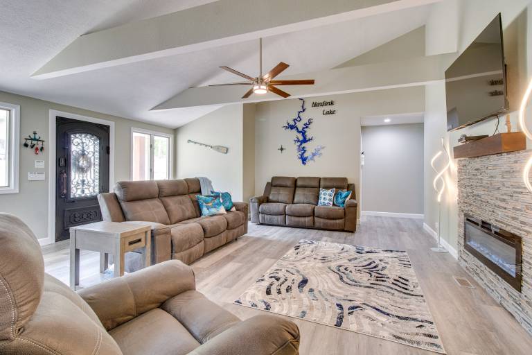 Serene Lakefront Mountain Home Getaway w/ Atrium! — photo 3