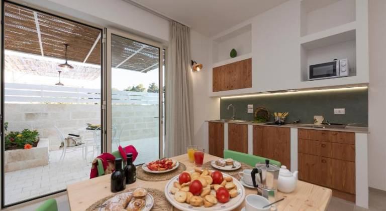 Family-friendly lovely serviced apartment with patio, pool & garden | Pets allowed — photo 3