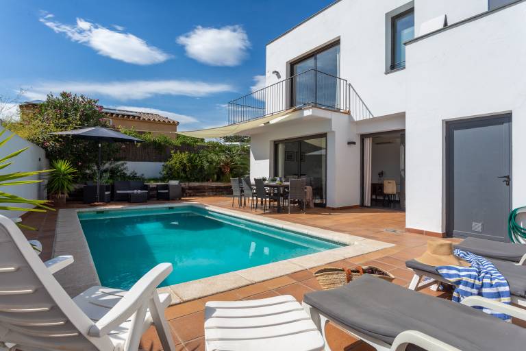 Fully equipped vacation home with barbeque, private pool & patio | Dogs allowed — photo 4