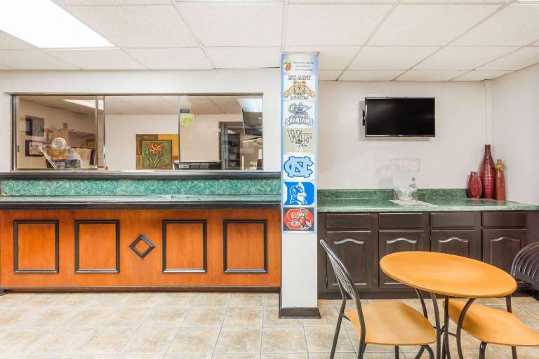 Super 8 By Wyndham Greensboro — photo 4