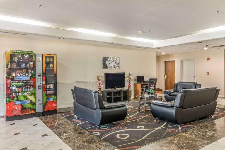 Econo Lodge Inn & Suites Marietta near Dobbins ARB — photo 3