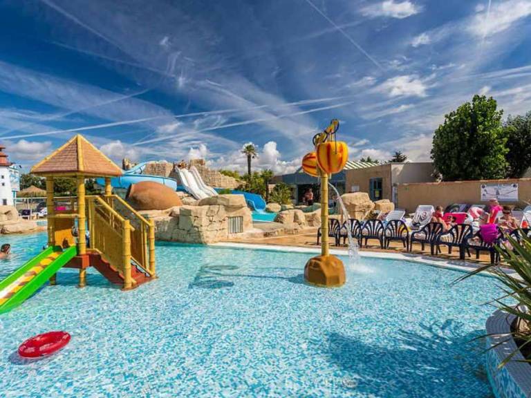 Mobile home with patio & heated pool in Saint-Hilaire-de-Riez