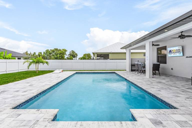 Vacation home with private pool & barbeque — photo 3