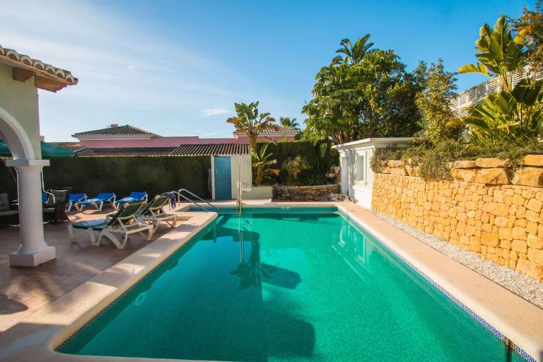 Fully equipped villa with patio, grill & yard | Pet-friendly — photo 3