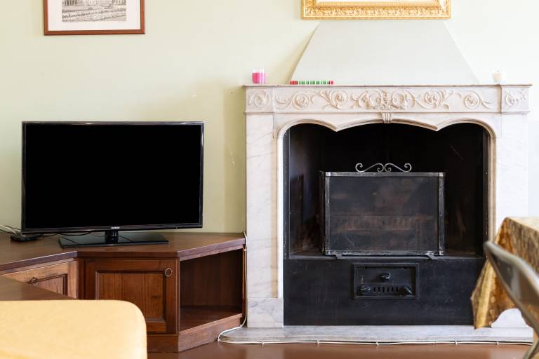 Suite with Fireplace, Private Terrace, Wi-Fi & Air Conditioning in Varese — photo 4