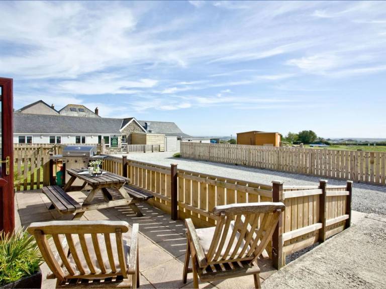 House with jacuzzi, garden & patio in Helston