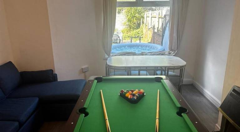 Tranquil Hideaway with Hot Tub and Pool Table in Cardiff