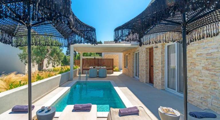 Villa with yard, private pool & patio in Skiathos