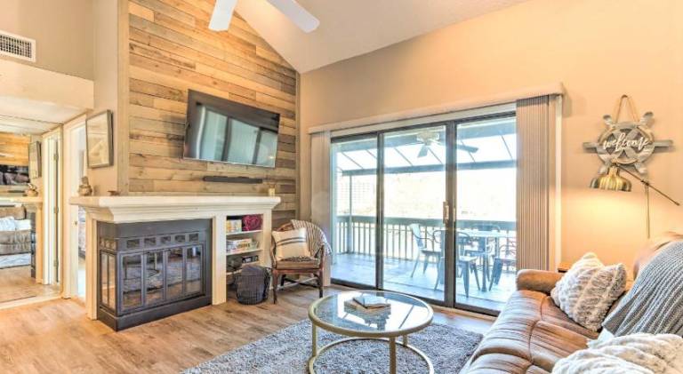 Apartment with pool in Lake Ozark, MO