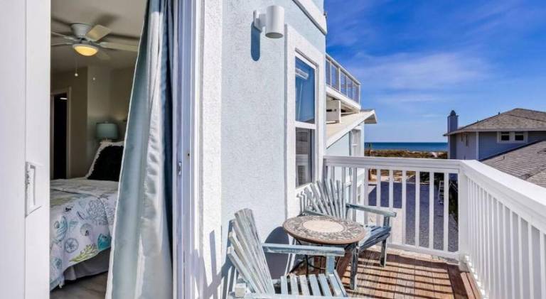 Dukes Beach House - Oceanfront - Huge Deck - Breathtaking Views — photo 5