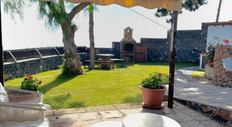 Lovely rental apartment with patio, BBQ & yard | Pet-friendly in Adeje