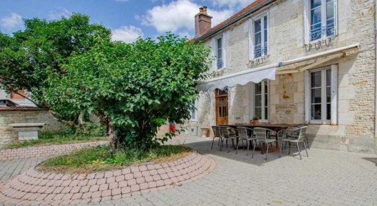 House with 5 rooms for 10 persons in Troyes
