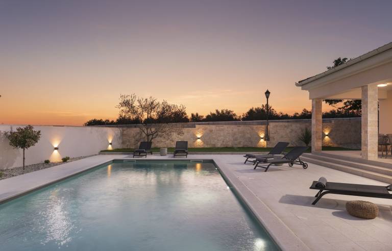 Villa with barbecue, terrace & yard — photo 4