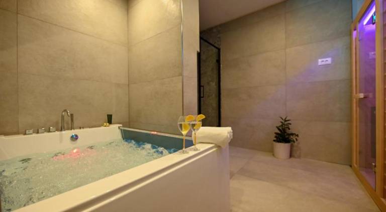 Luxury apartment with garden jacuzzi and wellness — photo 4