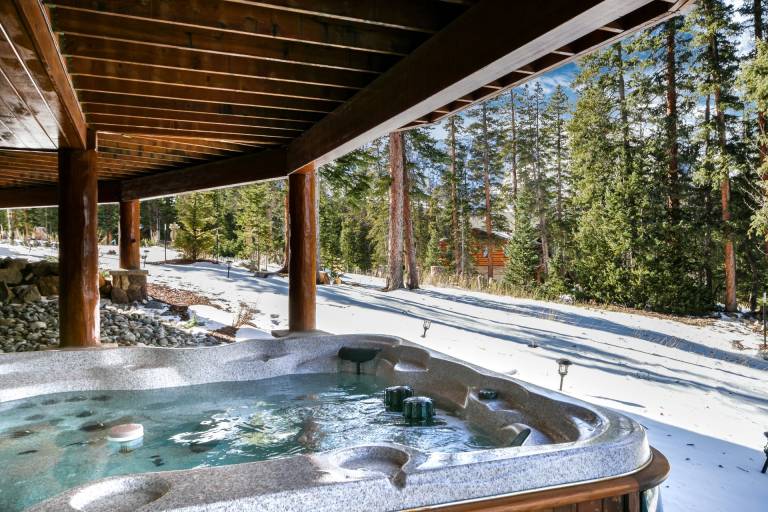 Camron Lodge - Wraparound Deck, Private Hot Tub, Fireplace, Pool Table, Pet Friendly — photo 2