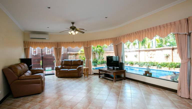 Wonderful villa with patio, hot tub & pool | Good for workation | Pet-friendly — photo 2