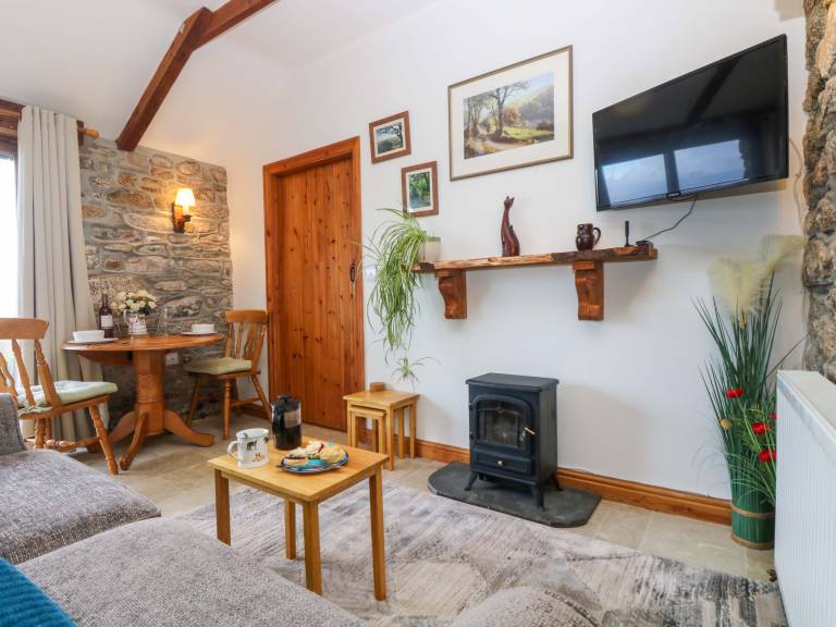 Cottage with garden — photo 5