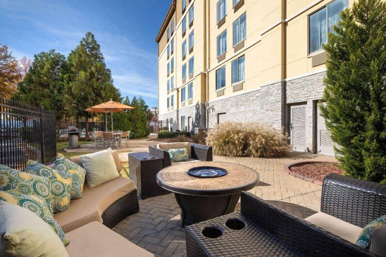 La Quinta Inn & Suites by Wyndham Atlanta Airport North — photo 5