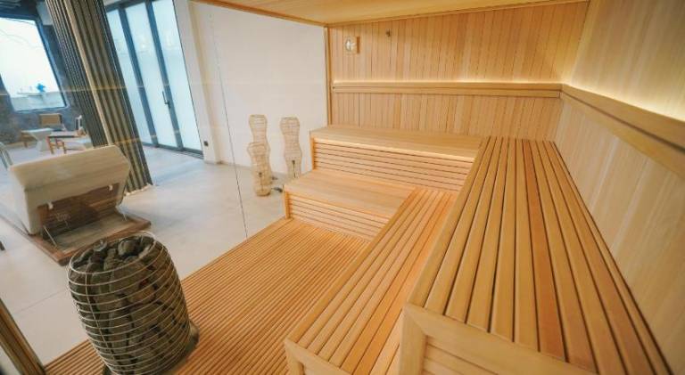 Serviced apartment with sauna, hot tub & terrace — photo 4