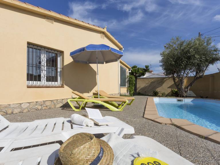 Vacation home with private pool, grill & garden — photo 2