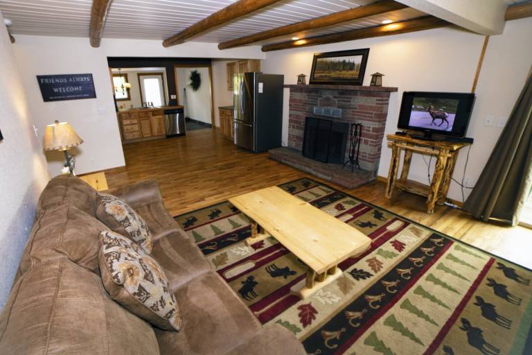 Family-oriented nice cabin with patio & private pool | Pets allowed — photo 5