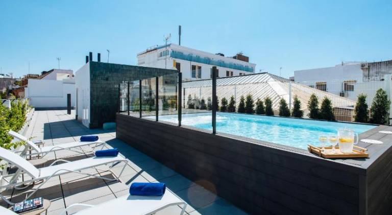 Holiday apartment with terrace & pool | Close to Seville Cathedral in Seville