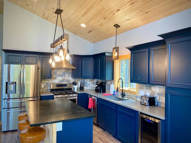 Children-friendly ample cabin with patio & grill | Mountain view | Pets are welcome — photo 3