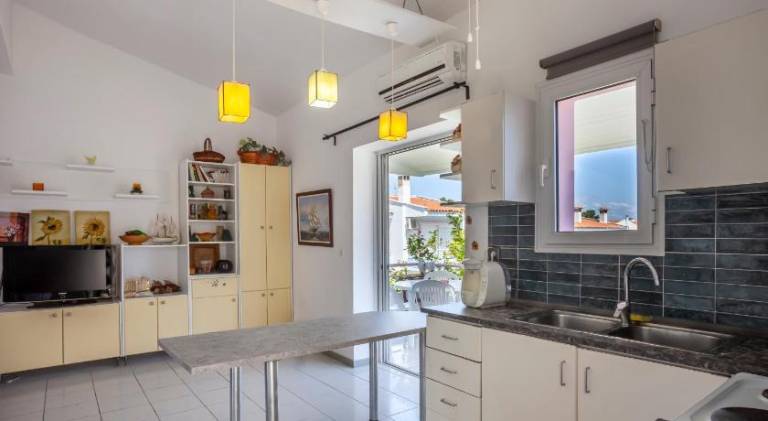 Holiday apartment with yard & patio — photo 3