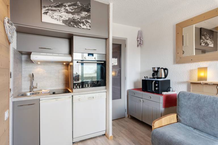 Cozy 52m² Apartment A - Ski-in/Ski-out Access, Balcony & Wi-Fi in Alpe d'Huez — photo 5