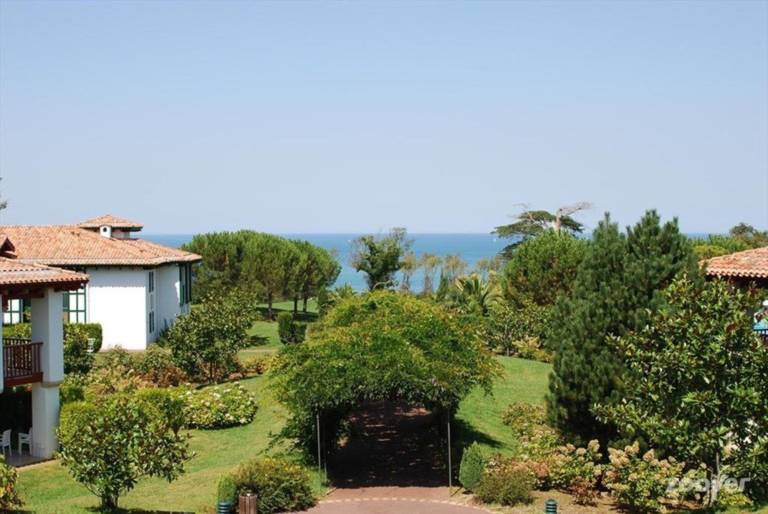 Apartment with pool & terrace | Garden view — photo 3