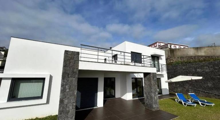 Vacation home with terrace & garden | Perfect for remote work in Angra do Heroismo