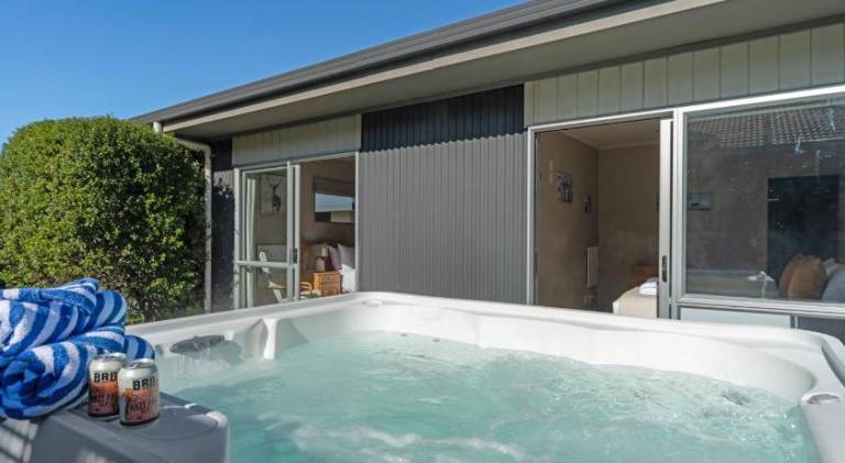 Ample house with hot tub | Pets are welcome — photo 3