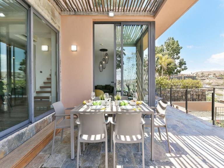 Vacation home with barbeque, heated pool & terrace | Mountain view — photo 5