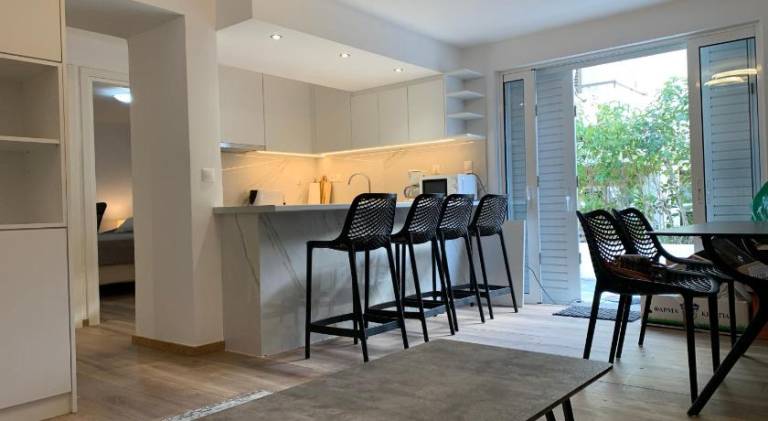 Vacation home with garden & patio in Glyfada