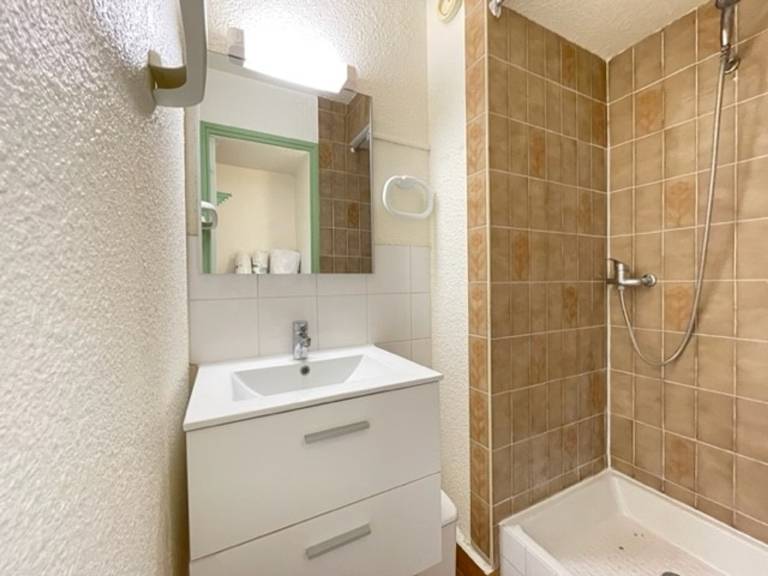 Beachfront studio cabin with air conditioning and private parking in Sète — photo 3