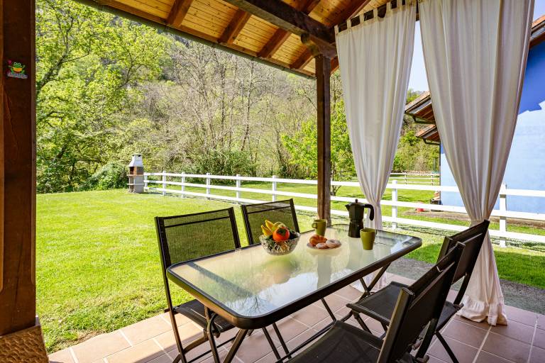 Vacation home with grill, terrace & yard | Garden view — photo 2